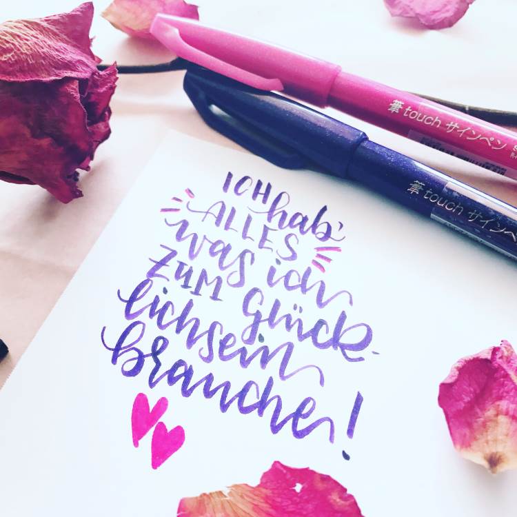 Brushlettering in Violett: Spruch ich hab alles was ich zum glücklilchsein brauche