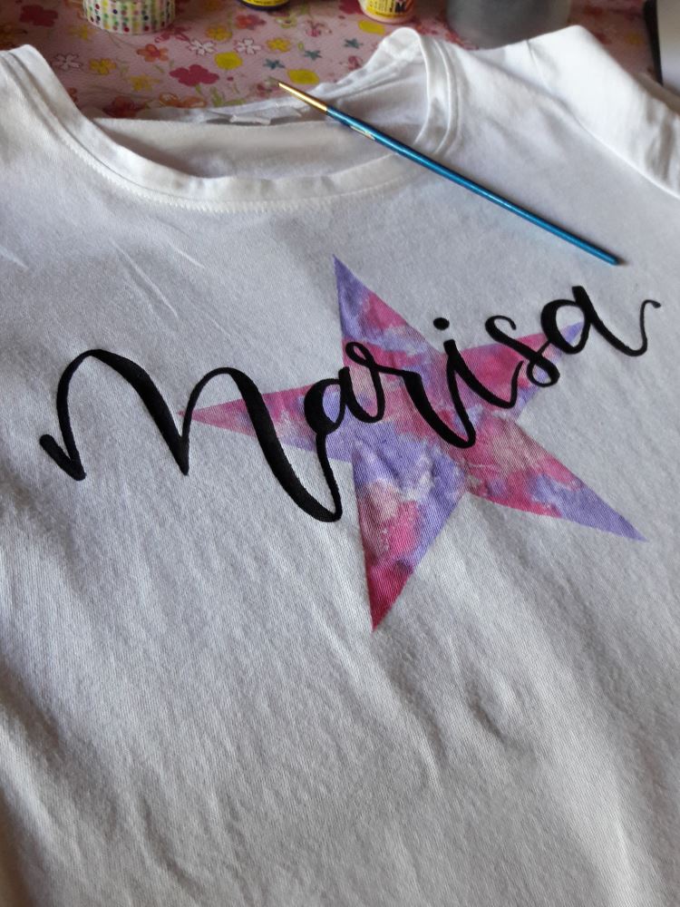 Marisa - Handlettering auf einem T-Shirt mit Stoffmalfarbe und einem Pinsel