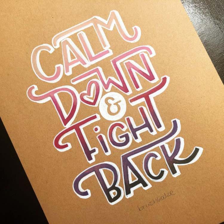 buntes handlettering auf Kraftpapier: calm cown and fight back