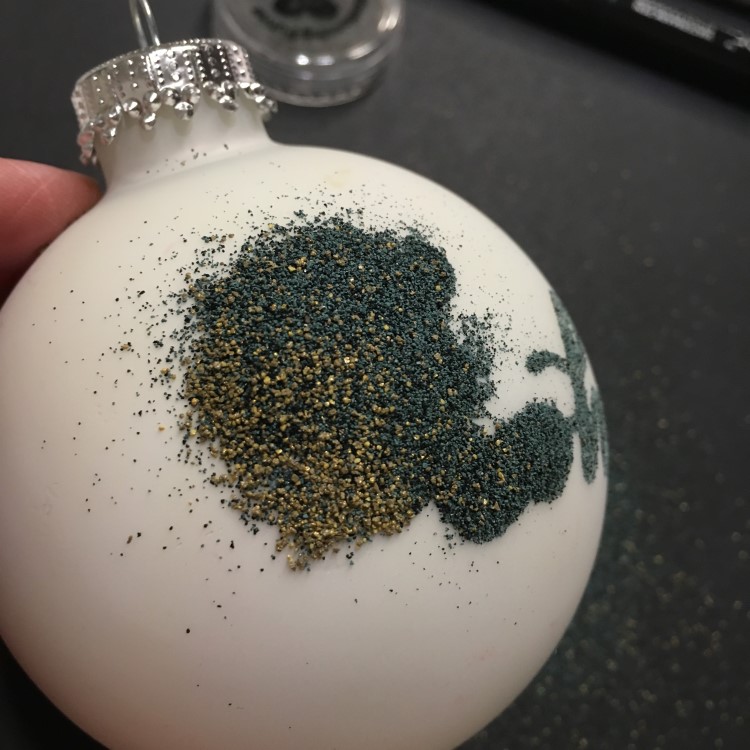 Embossingpulver auf einer Weihnachtskugel - so gestaltest du indiviudelle Weihnachtsdeko