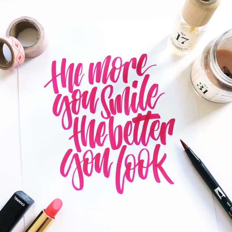 pinkes Brushlettering Spruch: the more you smile the better you look - motivierender Spruch