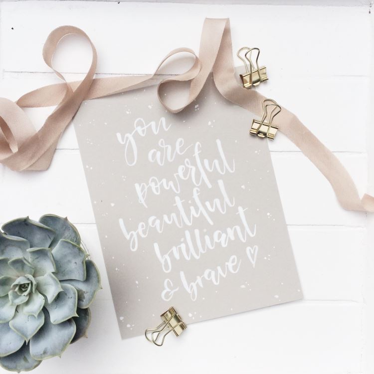 weisses Handlettering motivierend: you are powerful beautiful brilliant and brave