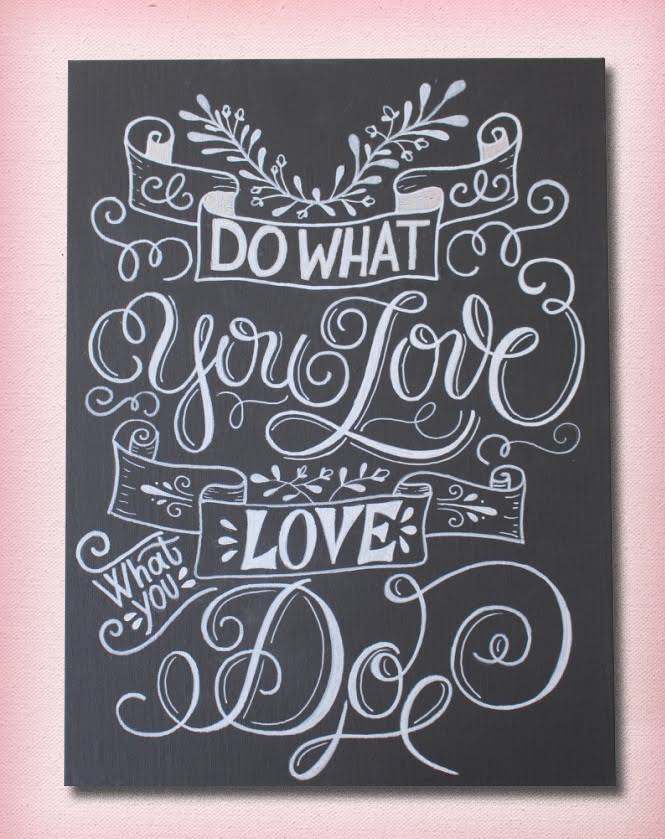 Chalk Lettering auf Leinwand: Spruch do what you love love what you do