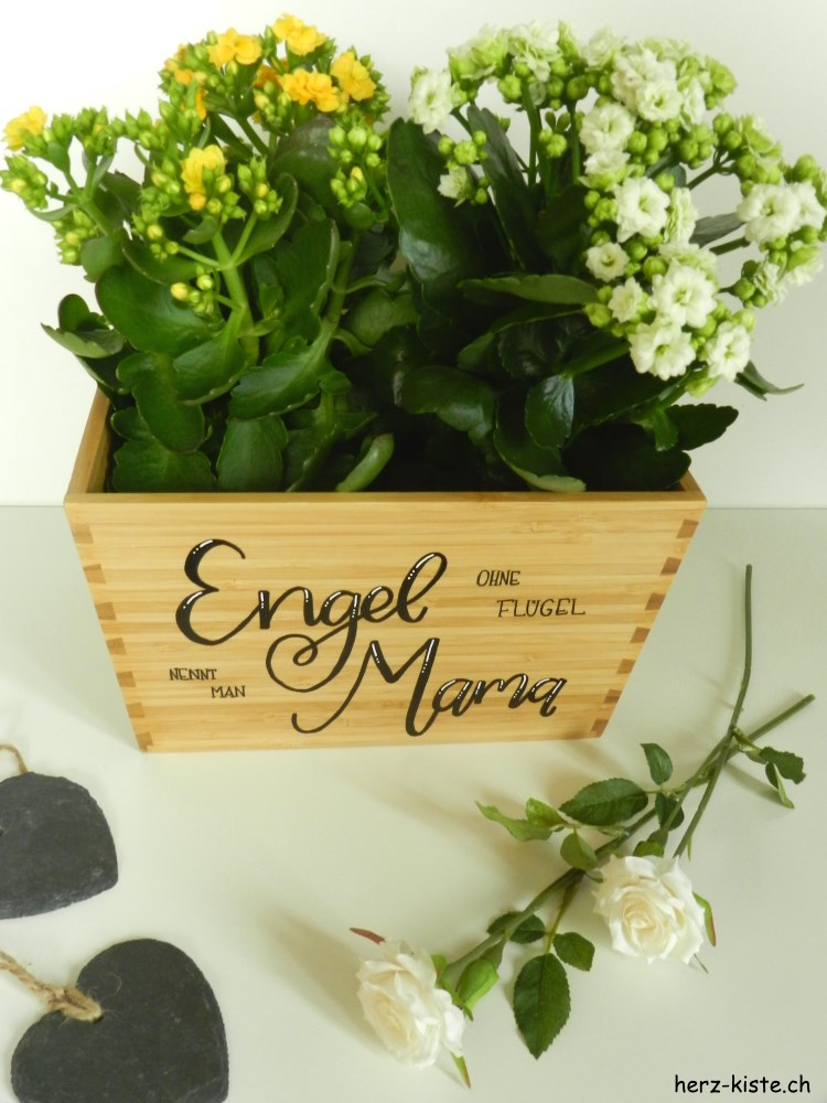 Blumentopf mit Handlettering zum Muttertag: Engel ohne Flügel nennt man Mama