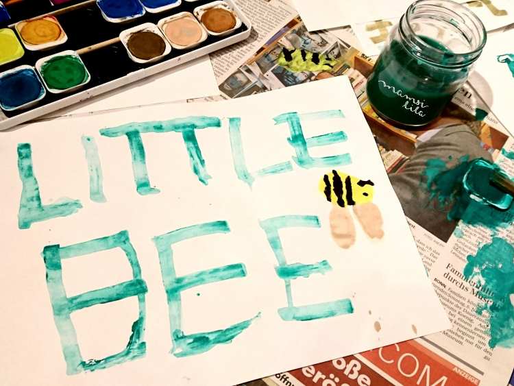 little bee - geschrieben mit einer Wäscheklammer