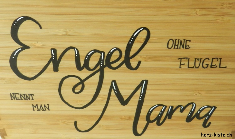 Handlettering auf Holz zum Muttertag: Engel ohne Flügel nennt man Mama