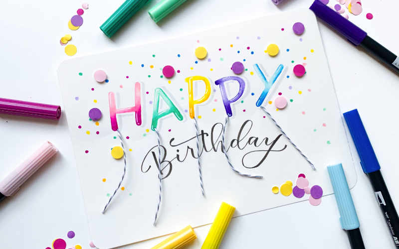 Happy Birthday Geburtstagskarte mit Konfetti und Balloon Buchstaben gelettert