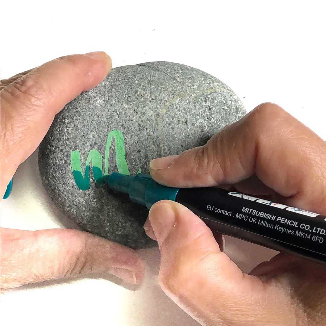 Lettering auf einem Stein in zwei Farben