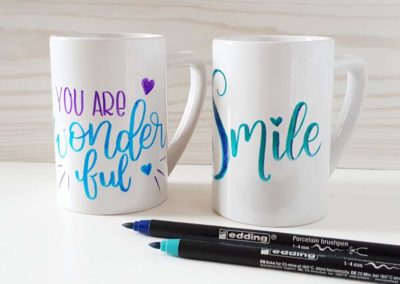 Tassen mit Handlettering als Geschenk - Smile und you are wonderful Schriftzüge