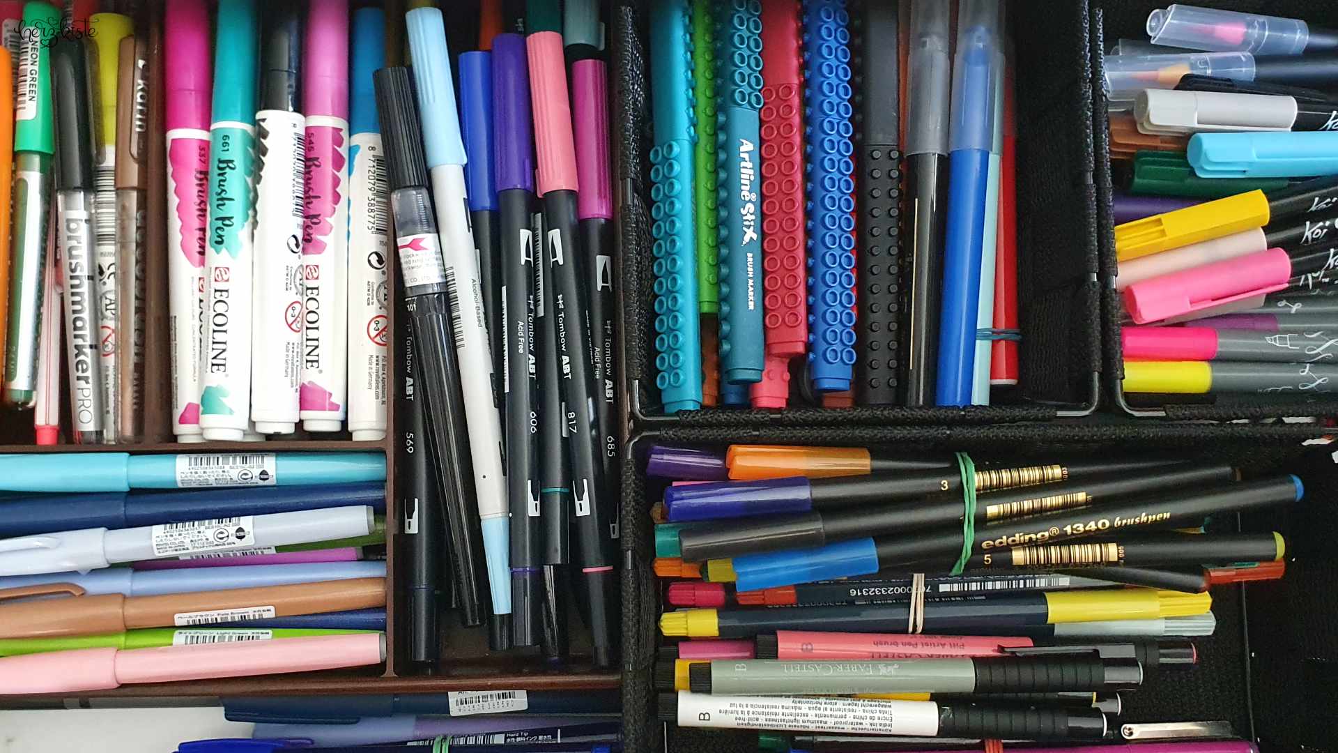 Schublade mit vielen verschiedenen Brush Pens