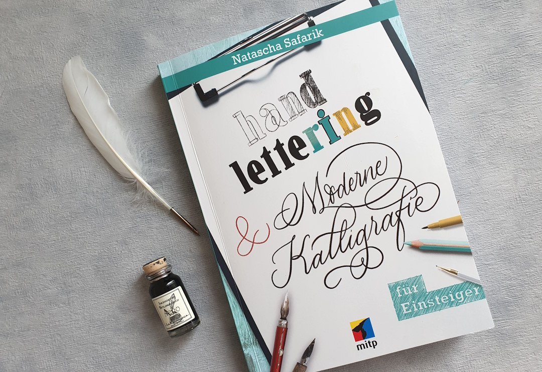 Cover vom Buch Handlettering und moderne Kalligrafie für Einsteiger von Natascha Safarik