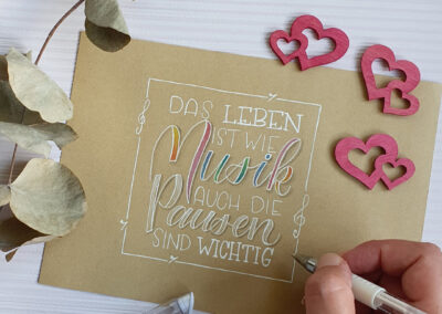 Lettering auf Kraftpapier